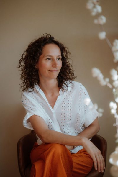 Portret van Sanne in haar praktijkruimte in Den Bosch